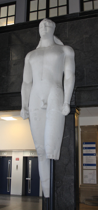 kouros des isches in der prometheus-halle