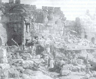 Abb. 4: Ausgrabungsarbeiten mit der Feldbahn im Altarhof um 1901 