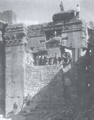  Abb. 5: Heben des Schlußsteins in der Cellatür des kleinen Tempels 1901