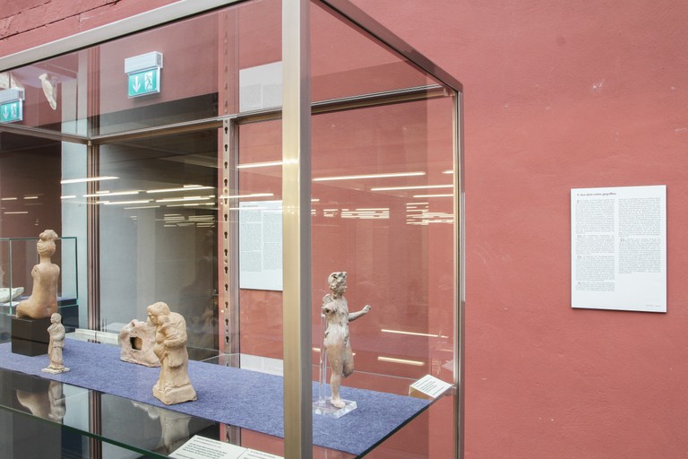 der ton macht die figur: vitrine nahansicht