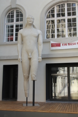 der kouros auf seinem neuen platz (2)